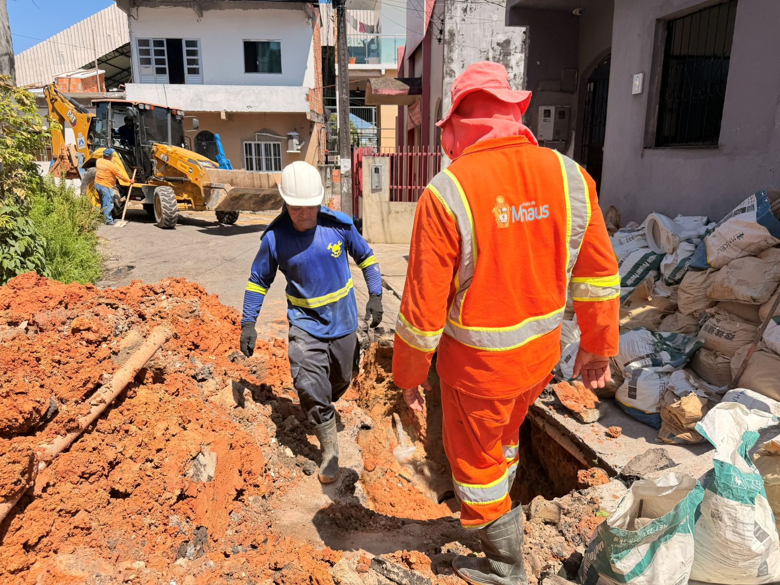 Prefeitura-de-Manaus-acompanha-recuperacao-da-rua-Pavao-apos-tubulacao-de-concessionaria-provocar-afundamento-parcial-da-via-3